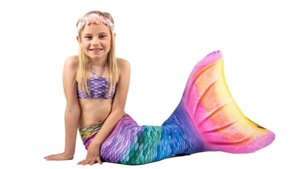 Mooie zeeemeerminnenstaart in alle kleuren van de regenboog. Maak je zeemeermin look compleet met de bijhorende bikini.