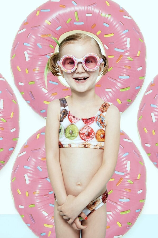 Kleurrijke zwembril met snoepjes en donuts.