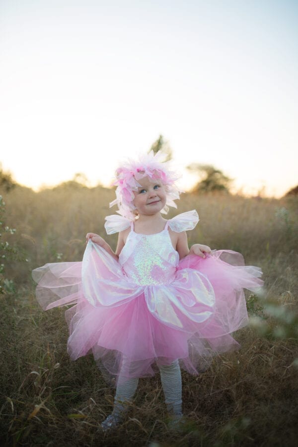 Wie houdt er niet van een nieuwe feeën jurk?! Onze Iridescent Fairy Dress is gemaakt met roze organza & iriserende pailletten. De bandjes zijn gemaakt met stretch spandex en zijn voorzien van iriserende organza puffs en wordt geleverd met een bijpassend roze organza hoofdstuk.
