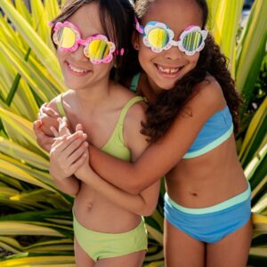 Bling2O zwembril Dandy - Blanch Blossom: Een trendy zwembril met een bloemendesign en elegante tinten. Biedt helder zicht, UV-bescherming en een verstelbare pasvorm. Voeg stijl toe aan je zwemuitrusting!