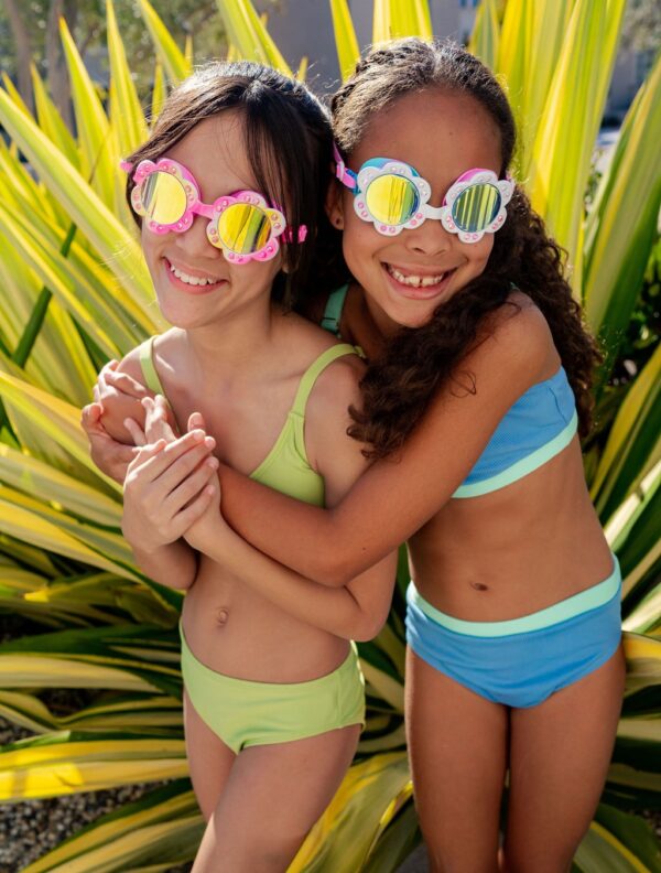 Bling2O zwembril Dandy - Blanch Blossom: Een trendy zwembril met een bloemendesign en elegante tinten. Biedt helder zicht, UV-bescherming en een verstelbare pasvorm. Voeg stijl toe aan je zwemuitrusting!