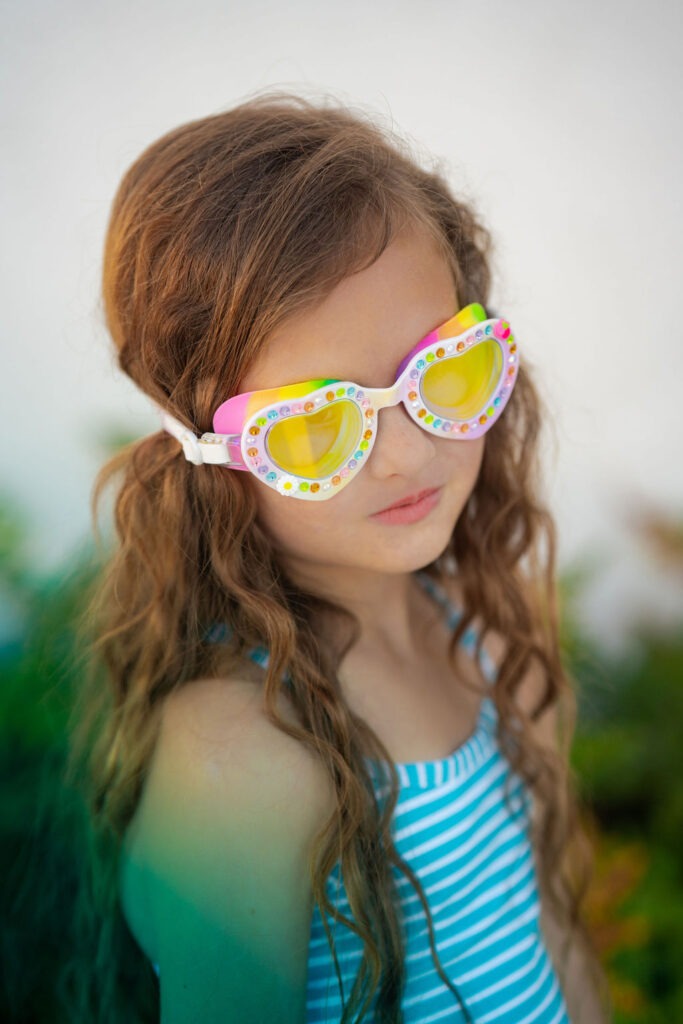 Bling2O zwembril Daisy - Bright Bouquet: Een kleurrijke en vrolijke zwembril met een bloemenpatroon. Biedt helder zicht, UV-bescherming en een verstelbare pasvorm. Voeg plezier en stijl toe aan je zwemuitrusting!