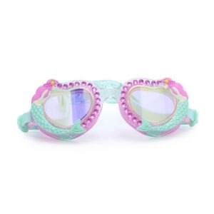 Voeg onze Mystieke Wezens zwembrillen toe aan je avontuur deze zomer! Mermaid's Kiss is een hartvormige zwembril die versierd is met rhinestones en een siliconen zeemeermin. Deze bril heeft ook een achterclip voor gemakkelijke toepassing.
